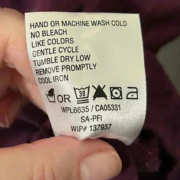 Woolrich Dark Purple Casual button-up blouse. Size Medium. Subtle ribbing/stripe - Picture 8 of 15